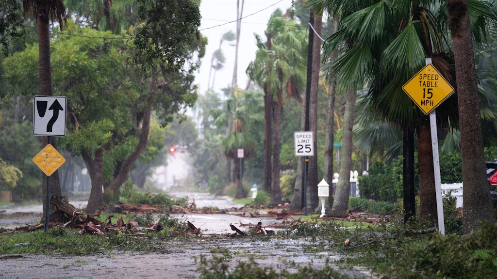 Sturmtrümmer liegen auf eine Straße verteilt, nach dem Hurrikan Ian durch Florida gezogen ist.