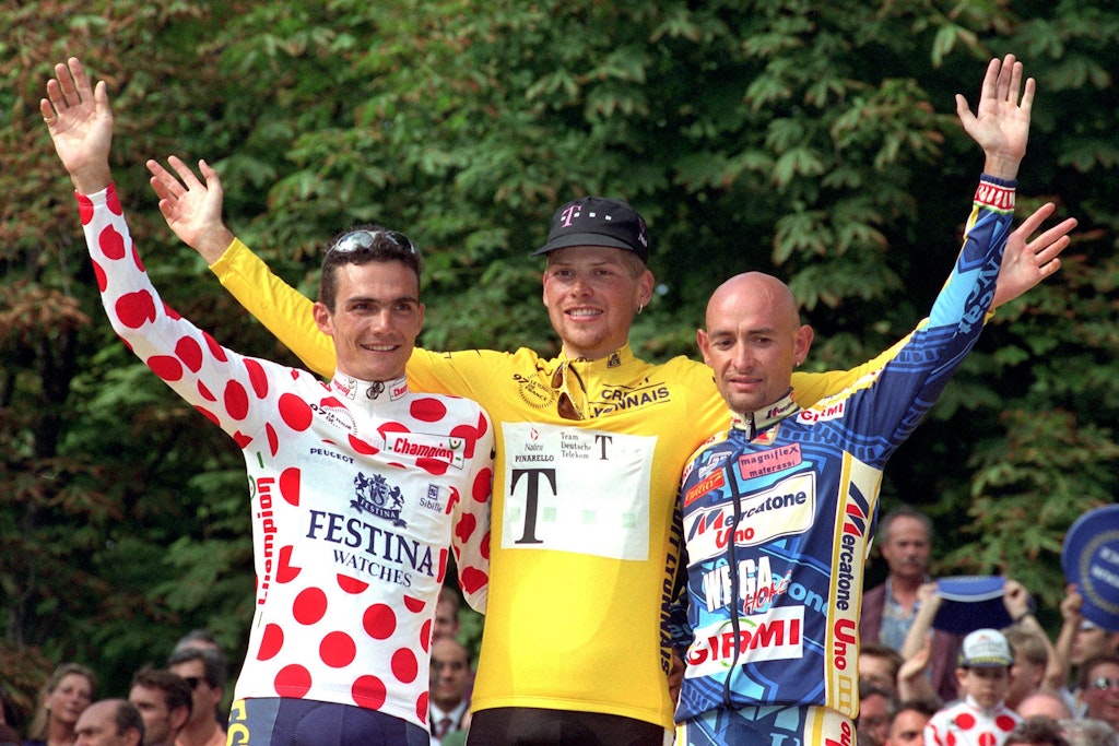 Das Siegerpodest der Tour de France 1997: Der Zweite, Richard Virenque (l., Frankreich), und der Italiener Marco Pantani nehmen Jan Ullrich in die Mitte. 