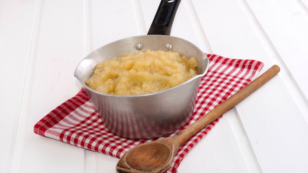 Für die Füllung der Apfeltorte wird ein feines Apfelkompott mit Vanillegeschmack zubereitet.