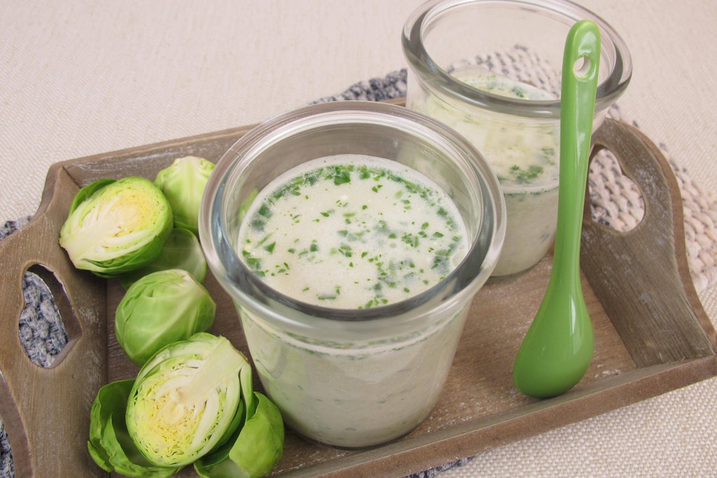 Die cremige Rosenkohl-Kartoffel-Suppe wärmt im Herbst.
