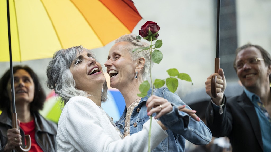 Annett Babinsky (r) und Laura Suarez feiern in Zürich ihre standesamtliche Trauung. Als eines der Schlusslichter in Europa hat die Schweiz am 01.07.2022 die gleichgeschlechtliche Ehe eingeführt. 