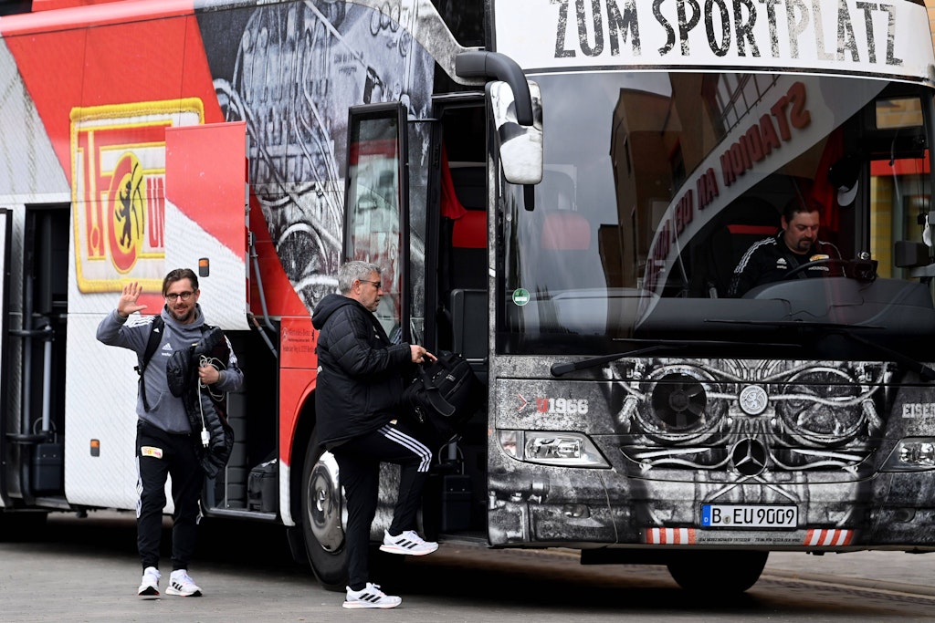 Unions Co-Trainer Sebastian Bönig und sein Chef Urs Fischer werden sich auch in dieser Woche wieder den Diensten von Busfahrer und Betreuer Martin Schäfter anvertrauen.
