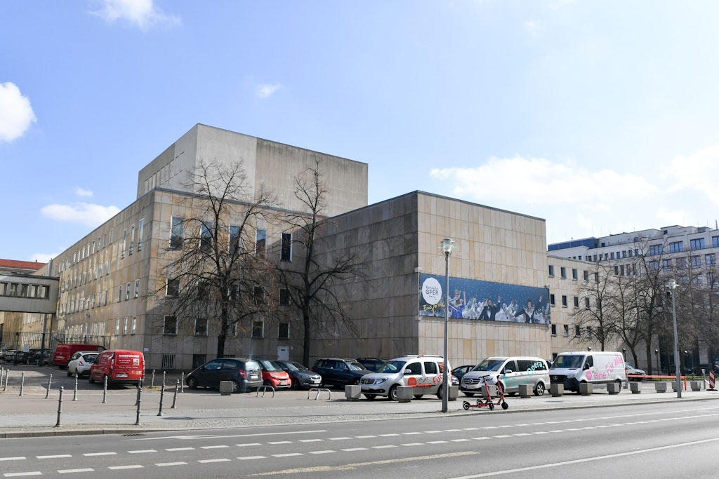 Blick auf eine Seitenfassade der Komischen Oper. Die Baumaßnahmen an der Komischen Oper in Berlin könnten deutlich teurer werden als geplant. 