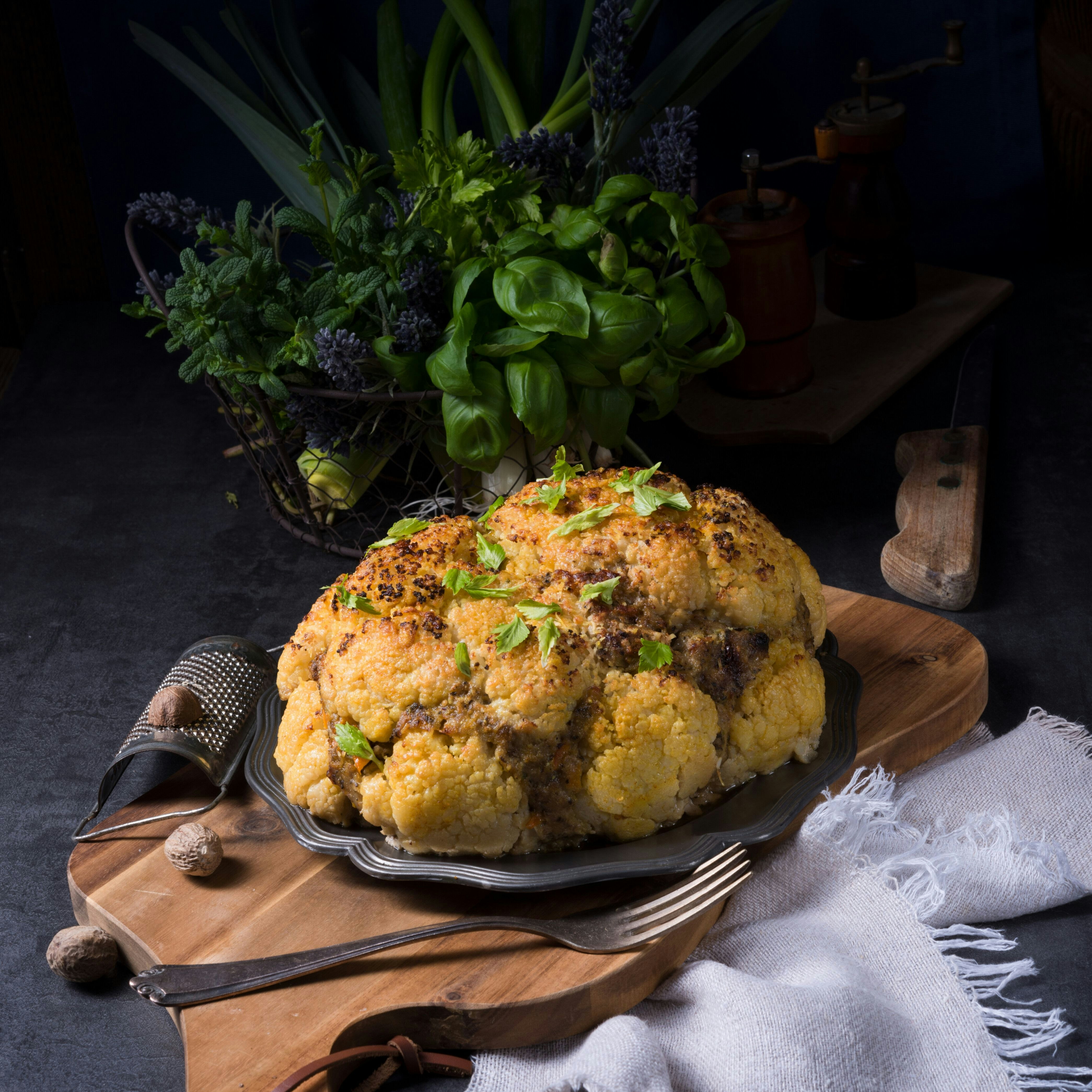 Omas gefüllter Blumenkohl mit Hackfleisch und Hasselback-Kartoffeln ...