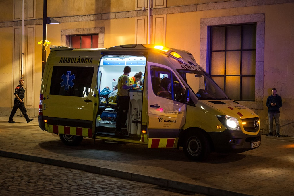 Spanien, Girona: Rettungsdienste stehen nach einer Explosion vor der Casa de Cultura in Girona (Katalonien) und versorgen Verletzte. 