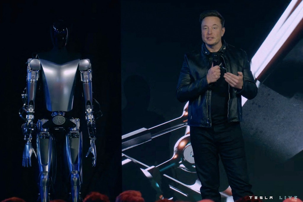 Elon Musk neben „Optimus“, dem humanoiden Roboter von Tesla.