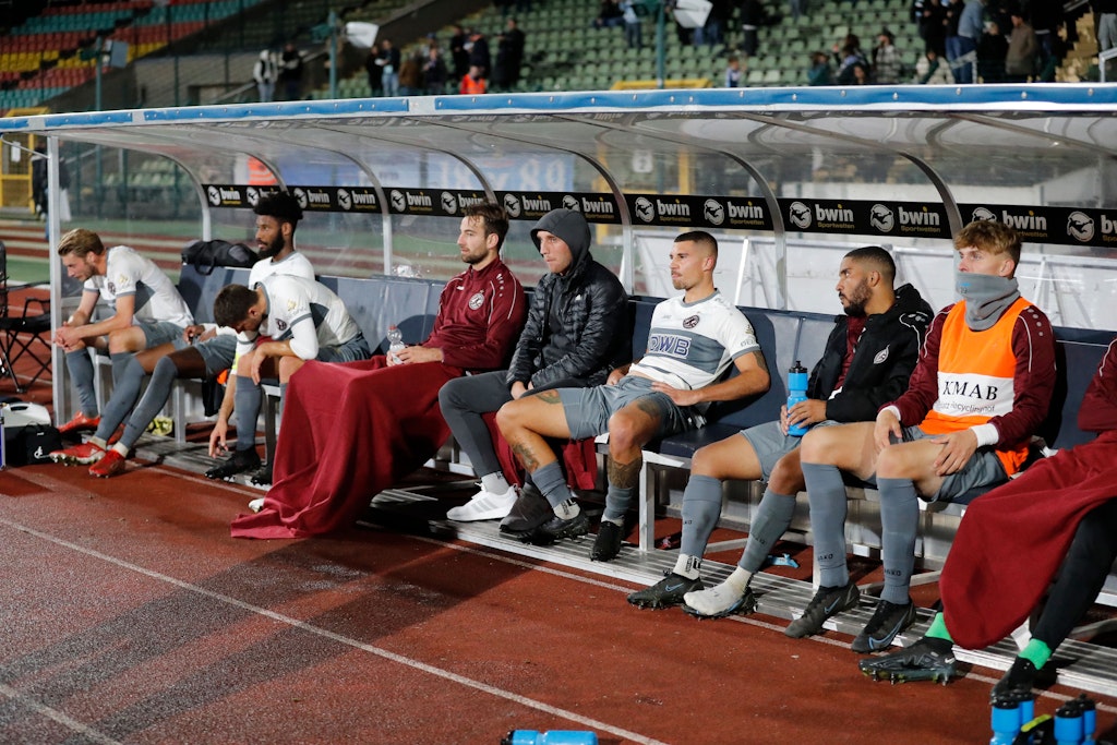 Lange Gesichter auf der Bank beim BFC Dynamo nach dem Abpfiff des 1:1 bei Viktoria.