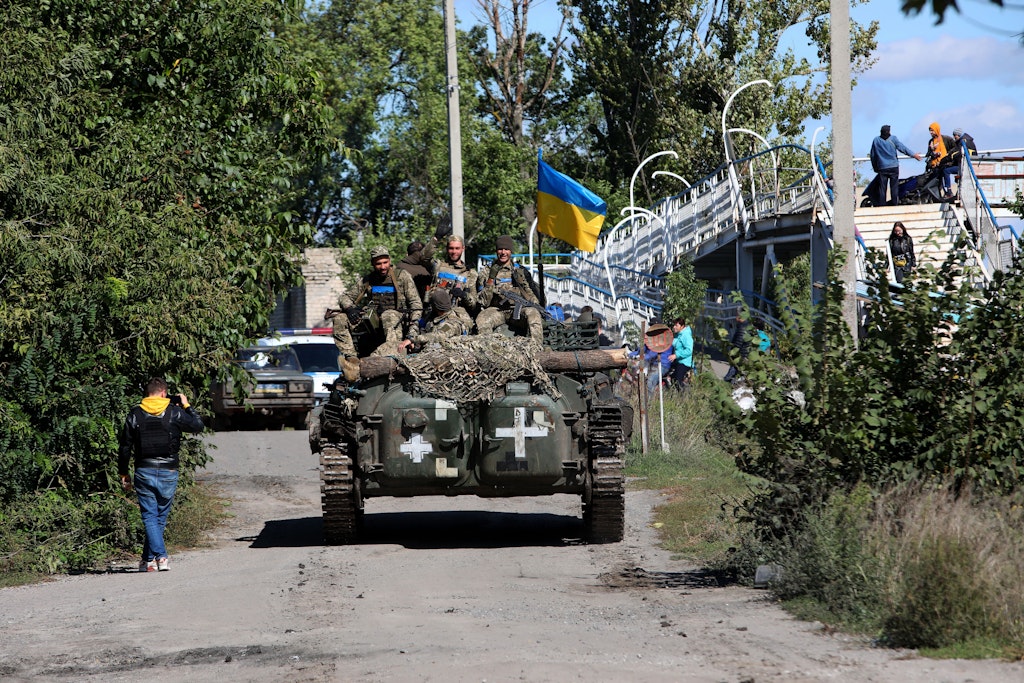 Ukrainische Soldaten fahren mit einem Militärfahrzeug (hier bei Isjum).