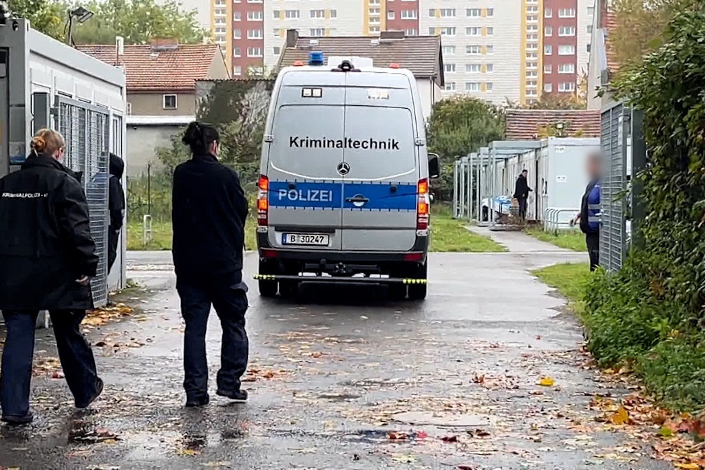 Die Kriminaltechnik an der Flüchtlingsunterkunft. Der eigene Mann soll auf die Frau eingestochen haben.