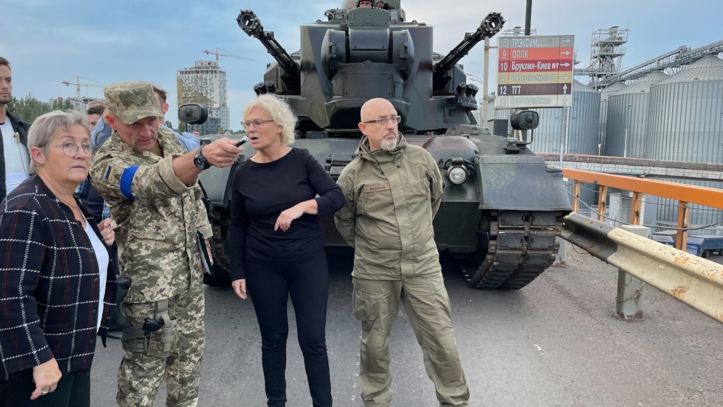 In Odessa ließ sich Lambrecht auch den von Deutschland gelieferten Flakpanzer Gepard im Einsatz zeigen.
