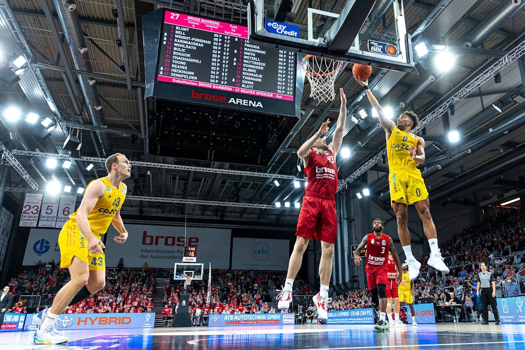 Maodo Lo (r.) steigt gegen Christian Sengfelder auf.