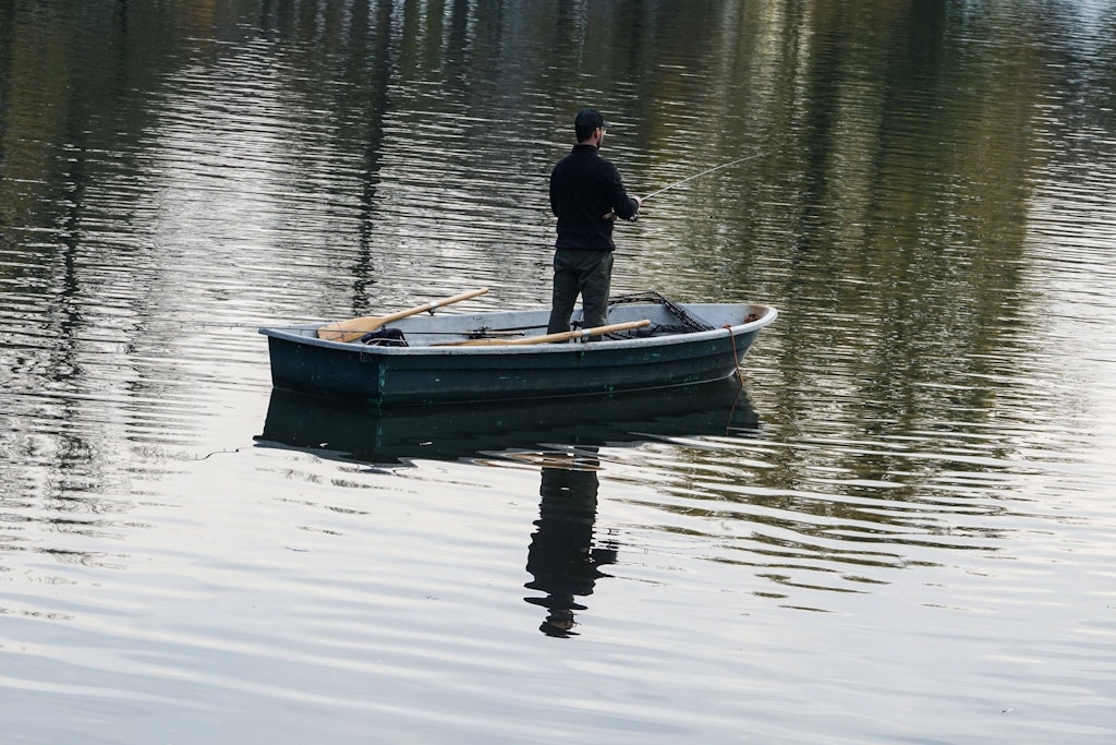 Der Angler fuhr am Morgen zum Fischen hinaus, doch dann kenterte sein Boot (Symbolbild).