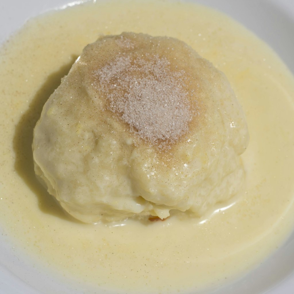 Dampfnudeln schmecken besonders lecker mit Vanillesoße.