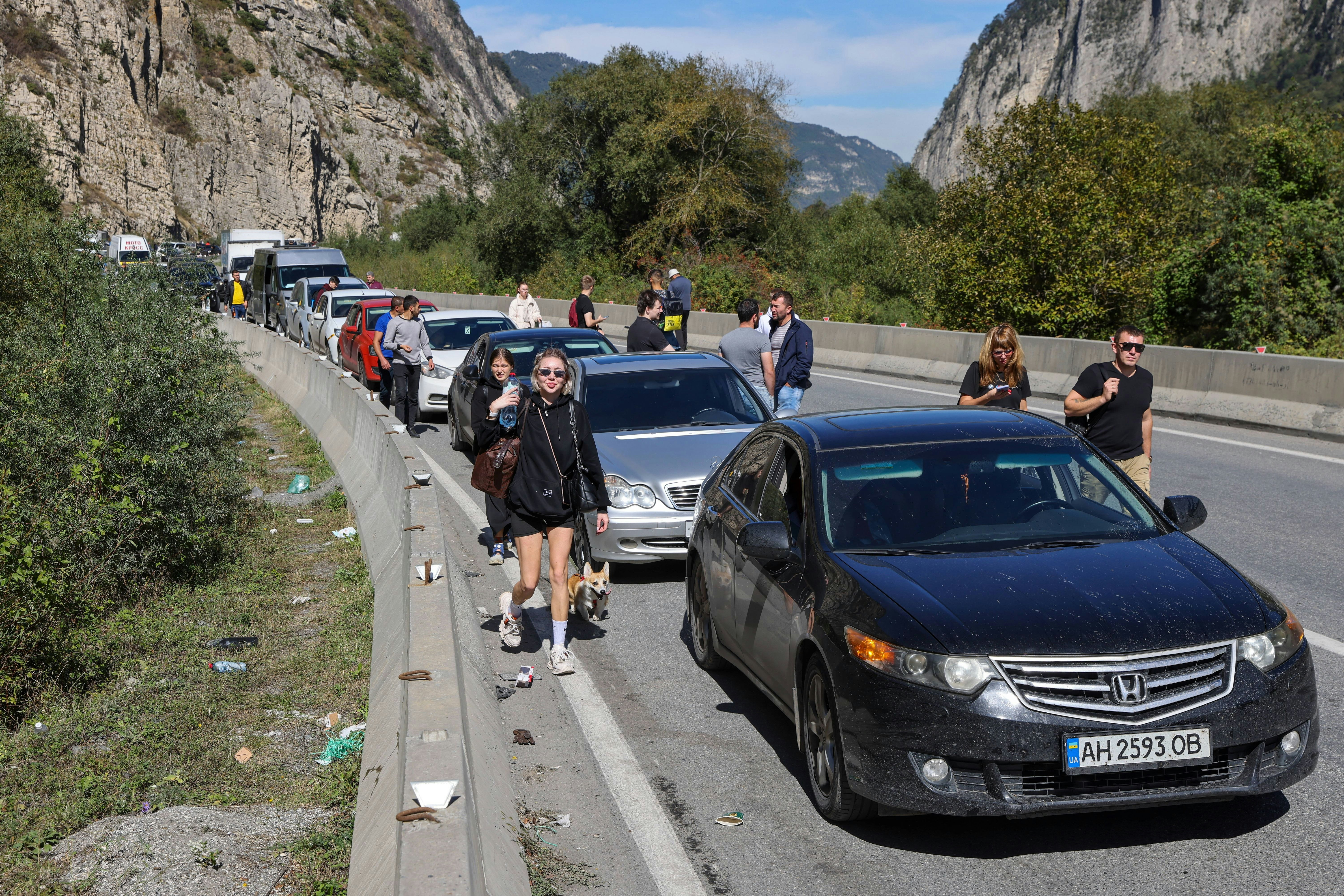 „Teilmobilisierung“ in Russland: 180 Russen direkt an georgischer ...