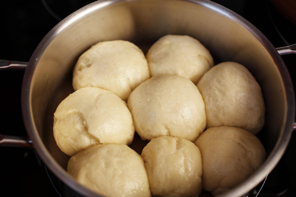 Mit diesem einfachen Rezept für Dampfnudeln aus dem Topf wird es sogar zur Hauptspeise.