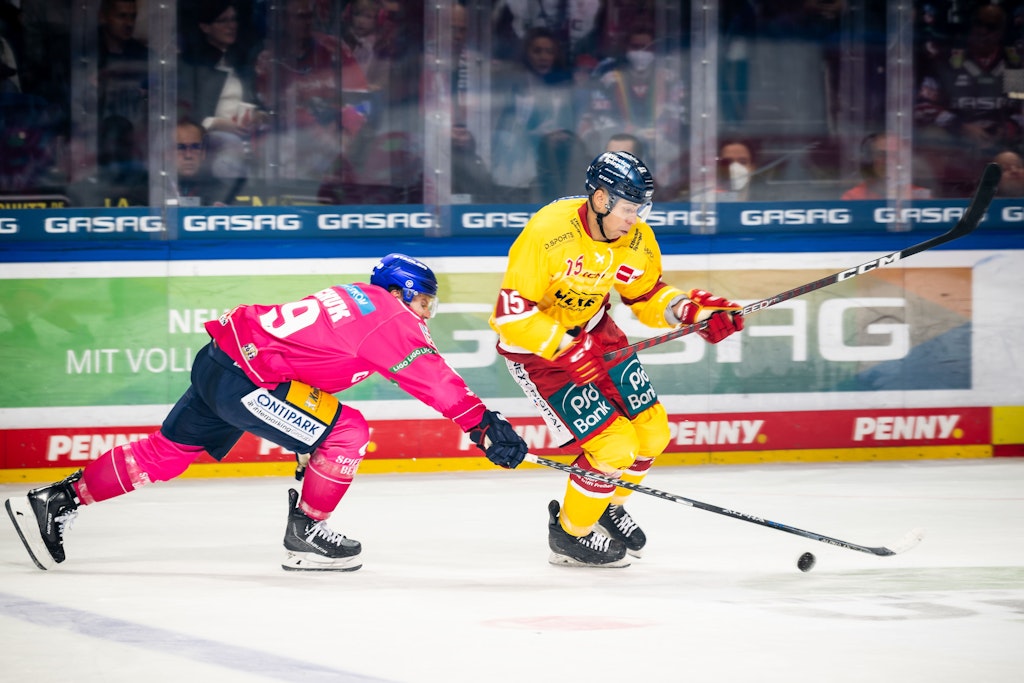 Zach Boychuk von den Eisbären Berlin und Stephen Harper von der Düsseldorfer EG während des Spiels.