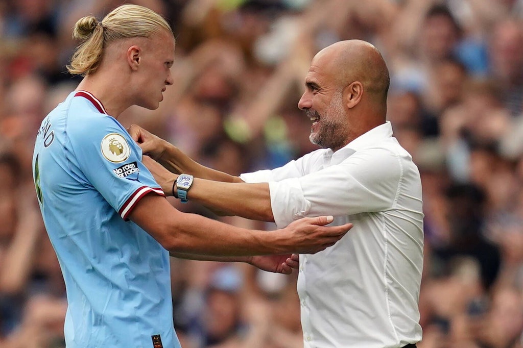 Erling Haaland schießt auch bei Manchester City Tore wie am Fließband und bringt damit City-Coach Pep Guardiola zum Staunen. 