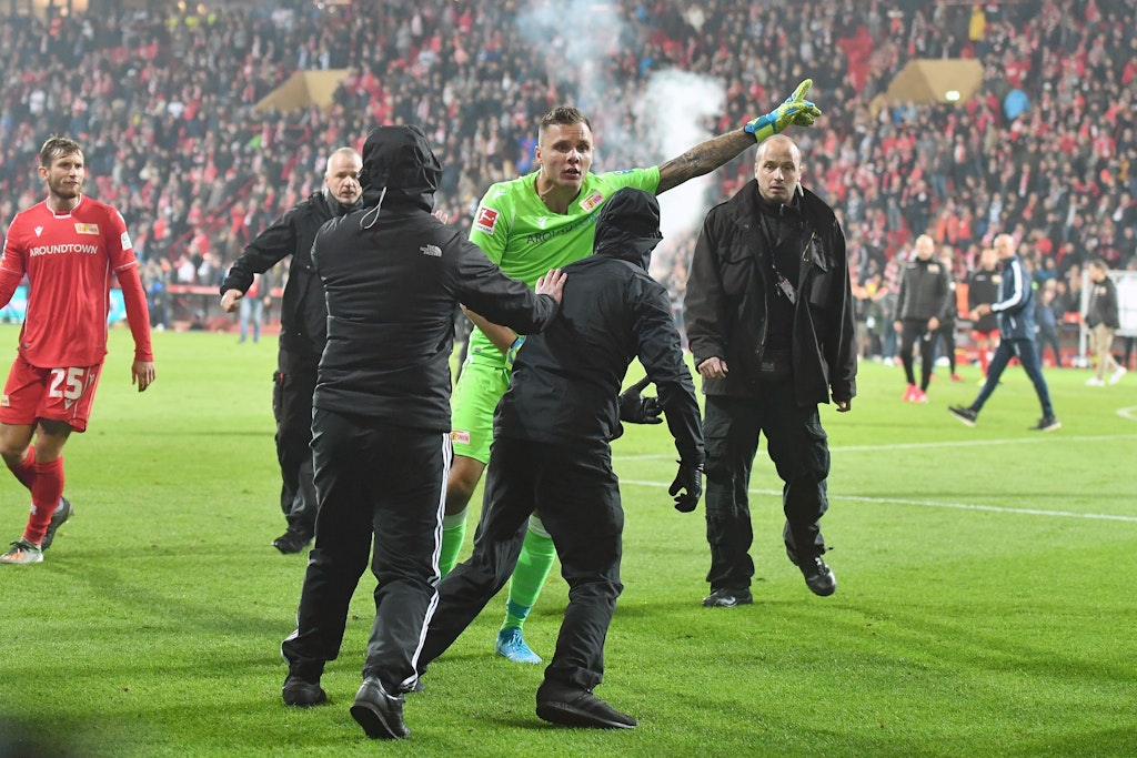 Legendär: Rafal Gikiewicz stoppte einige Union-Chaoten, die beim Chaos-Derby gegen Hertha BSC 2019 auf den Rasen stürmten. 