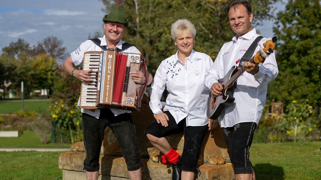 „Hurra, wir sind noch da“ heißt das neue Album von De Randfichten (Michael Rostig, Marion Frank und René Schröder; v. l.). Es soll noch in diesem Jahr erscheinen.
