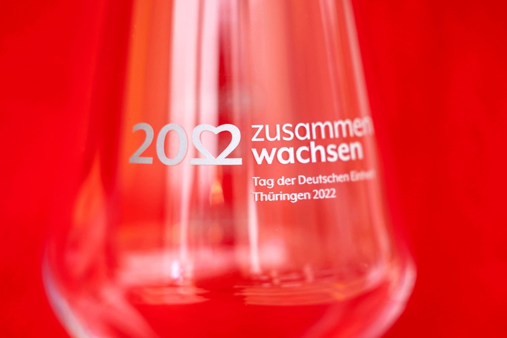 Ein Weinglas mit dem Logo zum diesjährigen Fest der Deutschen Einheit, dass in Erfurt stattfindet.