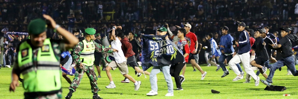 Die indonesische Polizei setzte im Stadion in Malang Tränengas ein. Dadurch soll es zur Massenpanik mit mindestens 125 Todesopfern gekommen sein.