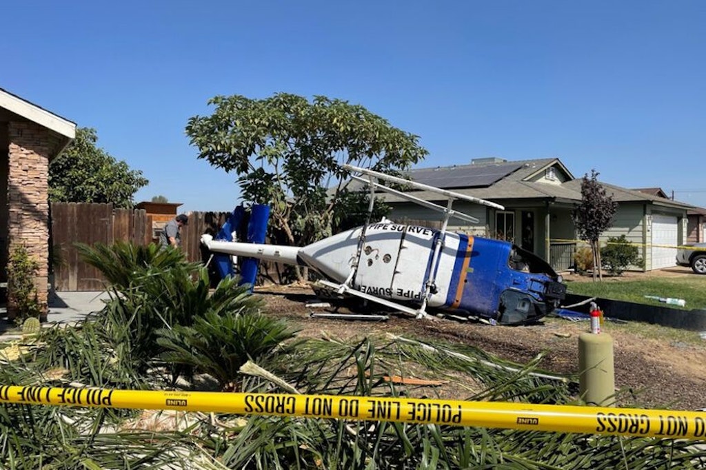 Der völlig zerstörte Hubschrauber liegt in einem Vorgarten der kalifornischen Stadt Fresno.
