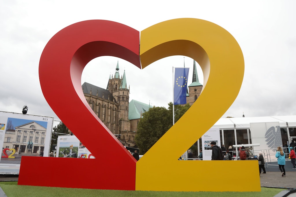 Zwei halbe Herzen die zu einem werden: Das ist das Symbol zum Tag der deutschen Einheit, der mit einem Festakt in Erfurt gefeiert wird.