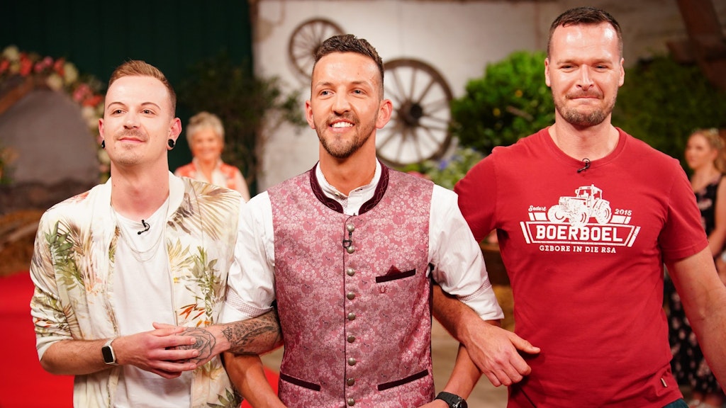 Fleckviehzüchter Michael K. (28, Mi.) aus Nordrhein-Westfalen lernt auf dem "Bauer sucht Frau"-Scheunenfest Aron (26, l.) und Jan Hendrik (41) kennen.