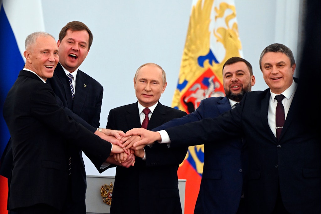 Putin hatte am Freitag die völkerrechtswidrige Annexion der vier ukrainischen Regionen mit den von Russland eingesetzten Statthaltern gefeiert. Der ukrainische Präsident Selenskyj schließt mittlerweile Verhandlungen mit Putin aus.