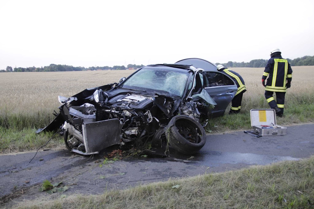 Von dem Wagen des Suff-Rasers blieb nur noch ein Haufen Schrott übrig.