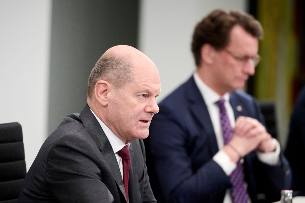 Die Pressekonferenz nach dem Bund-Länder-Treffen: Bundeskanzler Olaf Scholz (l. SPD) und Hendrik Wüst, Ministerpräsident des Landes Nordrhein-Westfalen (CDU). 