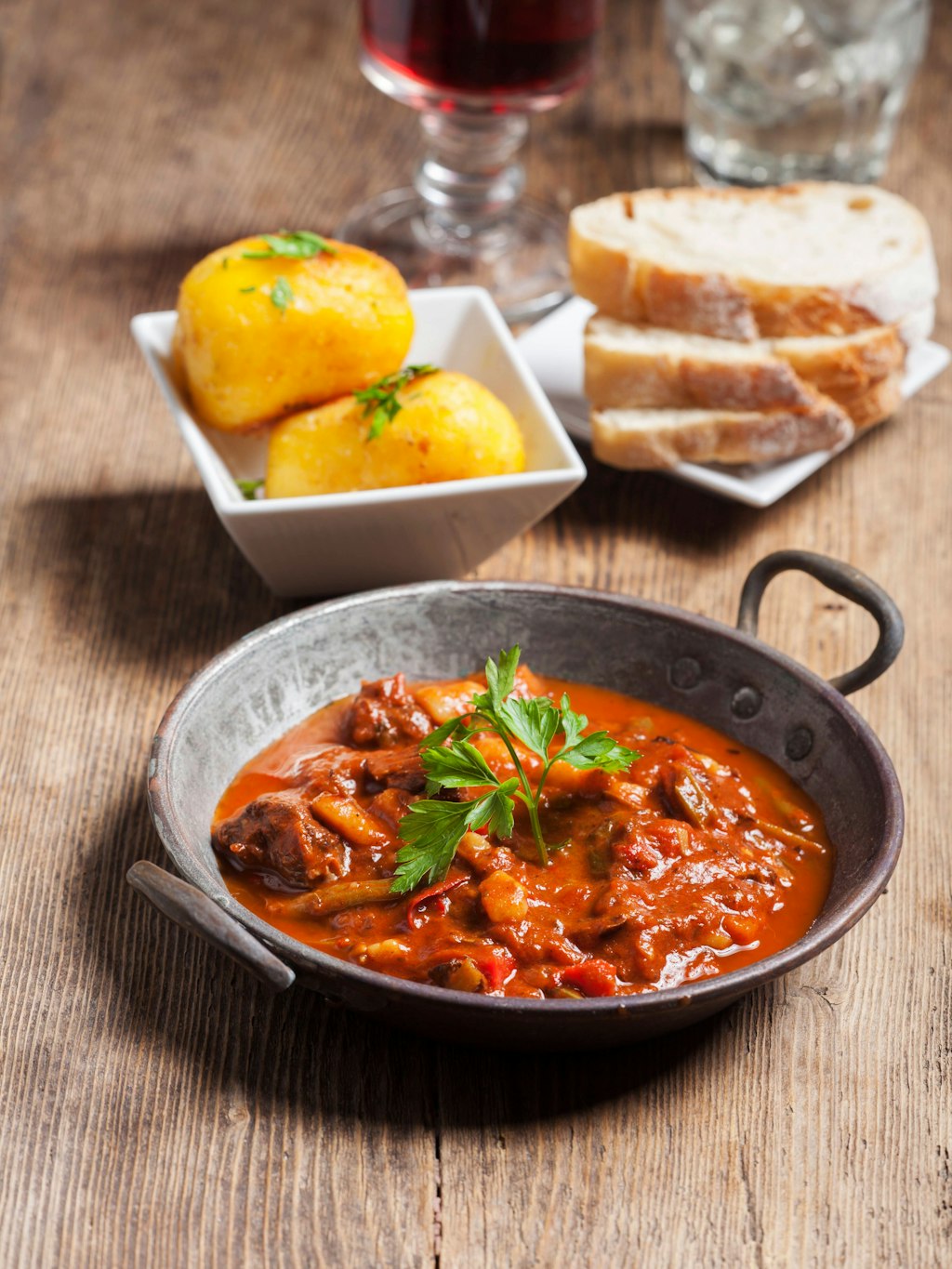 Szegediner Gulasch ist das perfekte Gericht für kalte Tage.