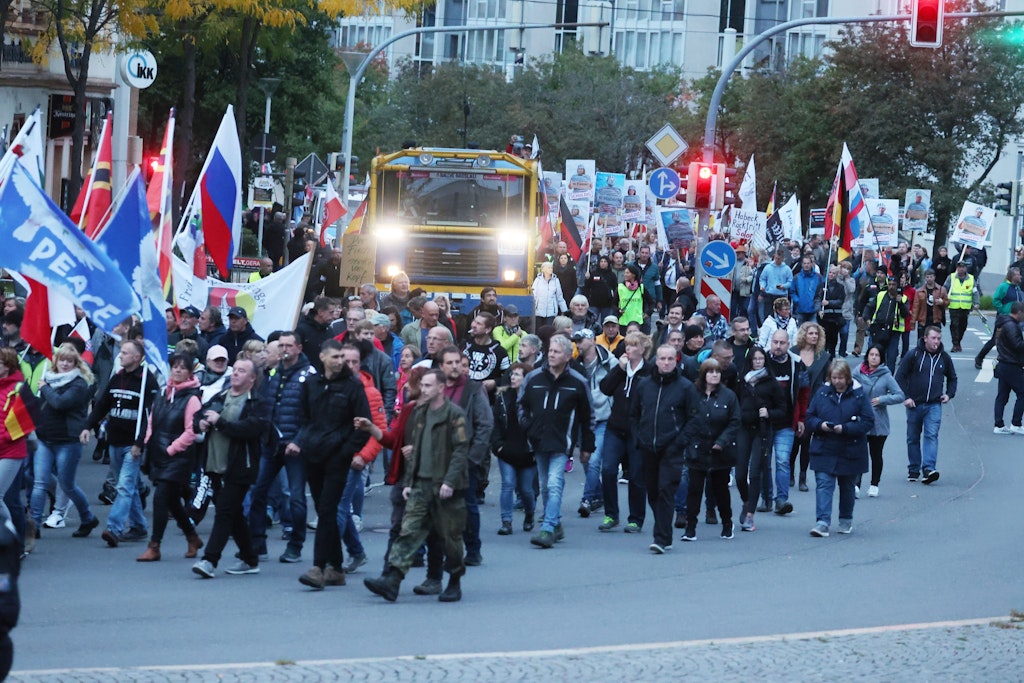 Gera: Teilnehmer einer Demonstration gegen die Energiepolitik der Bundesregierung und gegen Coronamaßnahmen. (3.10.22)