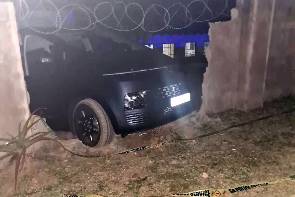 Im Auto erschossen. Unmittelbar vor dem Park waren die Touristen von drei bewaffneten Tätern gestoppt worden. Als sich die Touristen weigerten, das Auto zu verlassen und die Türen verriegelten, habe ein Täter das Feuer auf den Fahrer des Wagens eröffnet.