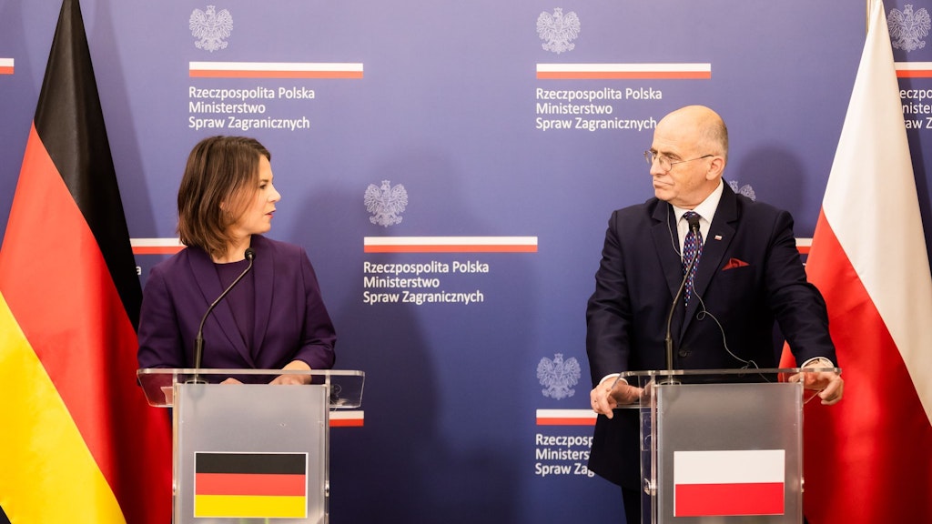 Minister spraw zagranicznych Annalena Barbuk ze swoim polskim odpowiednikiem Zbigniewem Rau na wspólnej konferencji prasowej w Warszawie