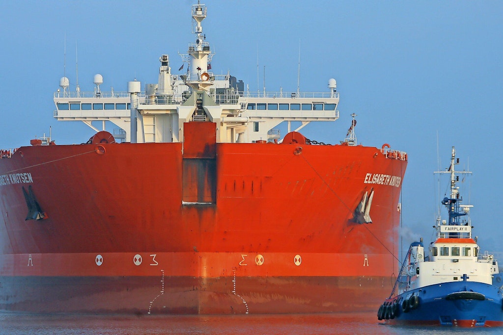 Die Archivaufnahme zeigt den Öltanker Elisabeth Knutsen, der mit 80.000 Tonnen Rohöl aus Russland im Seehafen Rostock einläuft.