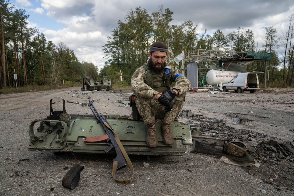 Ein ukrainischer Soldat raucht eine Zigarette, nachdem er die Leiche eines Kameraden in der kürzlich zurückeroberten Stadt Lyman gefunden und identifiziert hat.