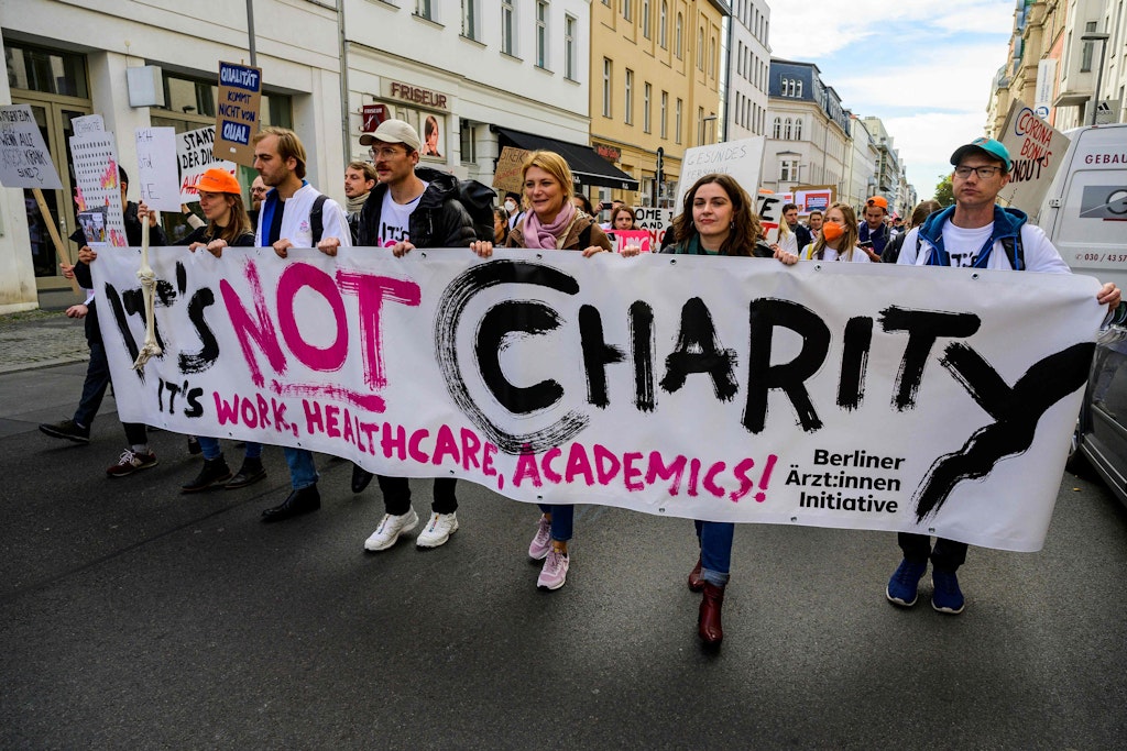 Demonstranten vor der Charité. Für bessere Arbeitsbedingungen gingen am Mittwoch Mediziner auf die Straße.