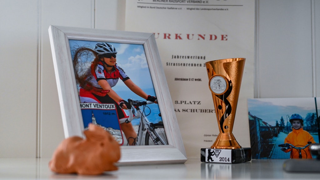 In einer Vitrine sind Erinnerungstücke ausgestellt. Alissa war eine talentierte und begeisterte Radsportlerin. 