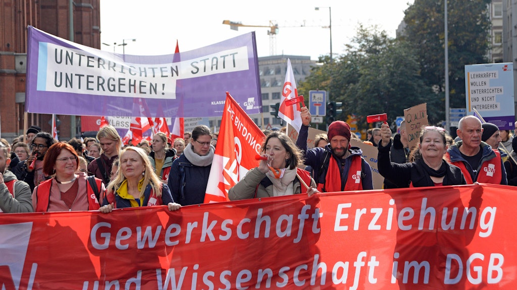 Die GEW rief Ende September zum Lehrerstreik in Berlin auf. Bei der Abschlusskundgebung vor dem Roten Rathaus halten Lehrer das Plakat Unterrichten statt untergehen hoch. 