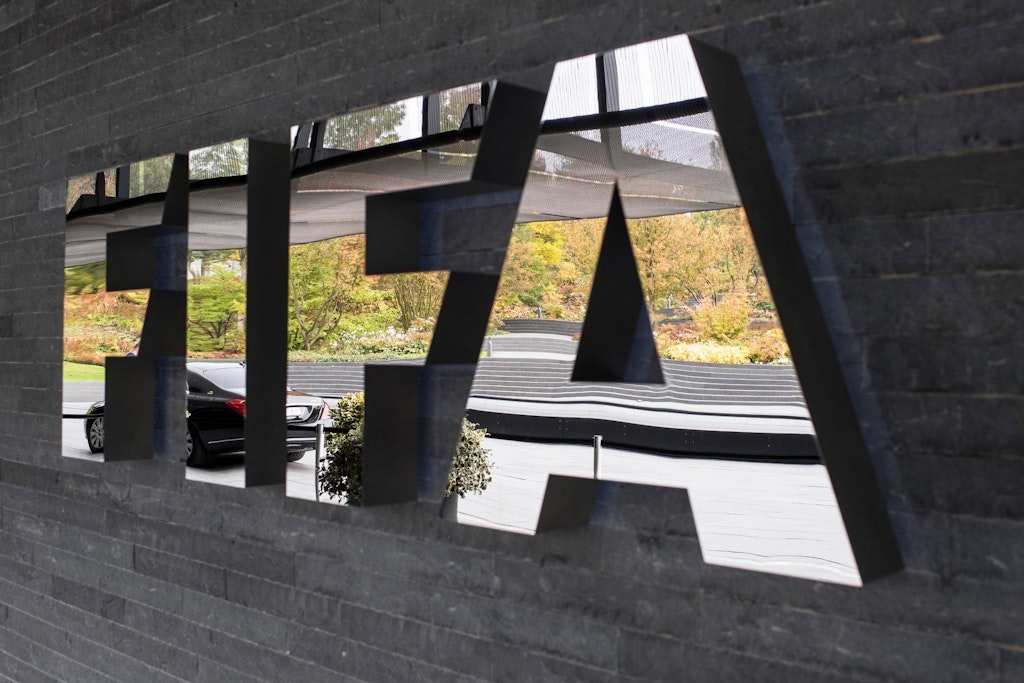 Das Logo der FIFA ist außen am Hauptsitz des Weltfußballverbandes in Zürich zu sehen (Archivfoto). 