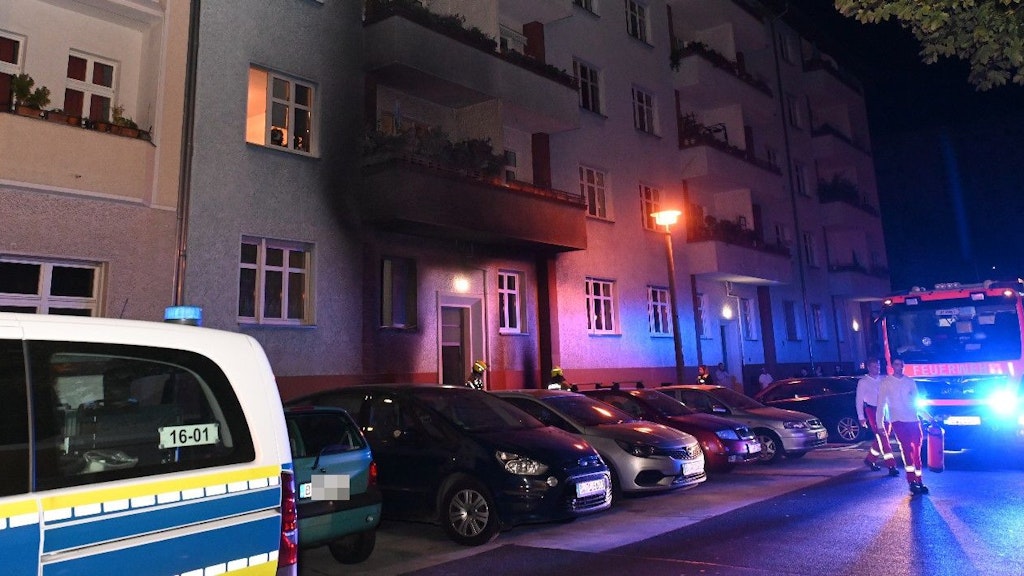 Die Einsatzkräfte am Brandort im Prenzlauer Berg.