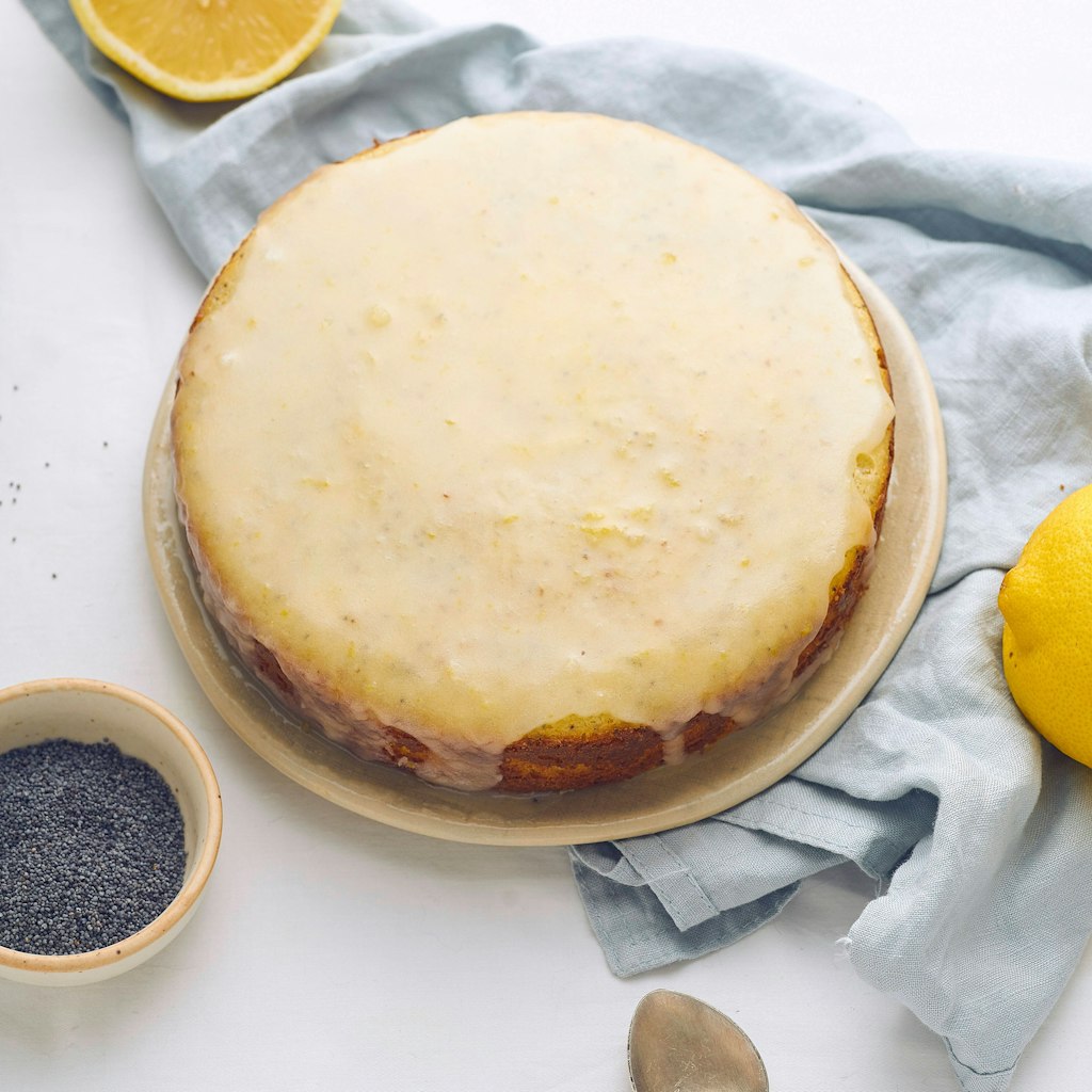Der Mandelkuchen kommt ohne Mehl aus. Mit einem leckeren Frosting on top wird er noch saftiger.