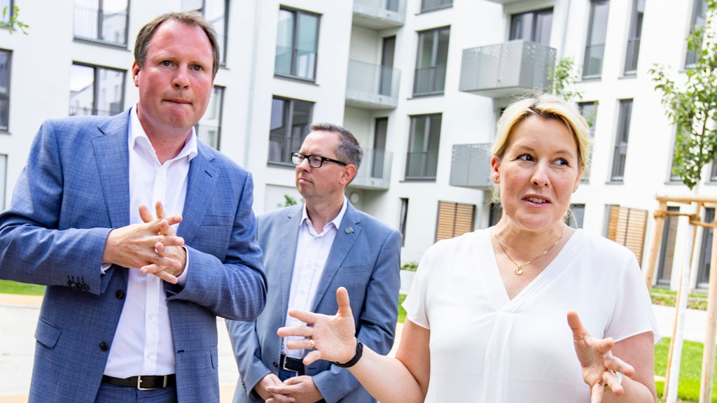 Die Regierende Bürgermeisterin Franziska Giffey und Ulrich Schiller von der Howoge (li.) beim Besuch der Wohnbauprojekt der HOWOGE in Adlershof im August. 