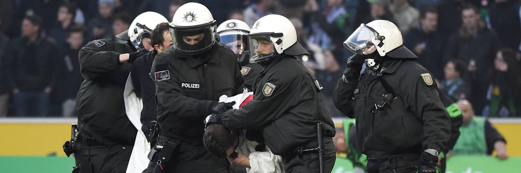 Ein Fan des 1. FC Köln wird beim Derby gegen Mönchengladbach 2015 abgeführt. Solche Szenen sollen sich am Wochenende beim Rheinderby nicht wiederholen.