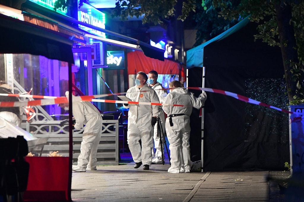 Kriminaltechniker untersuchen den Tatort: Vor dieser Shisha-Bar an der Schulstraße in Wedding fielen vor einem Jahr die tödlichen Schüsse – das Ende einer Blut-Fehde.