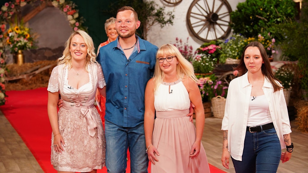 Erik (31) aus Thüringen lernt auf dem "Bauer sucht Frau"-Scheunenfest Julia (23, l.), Anne (27) und Mareike (24, r.) kennen.
