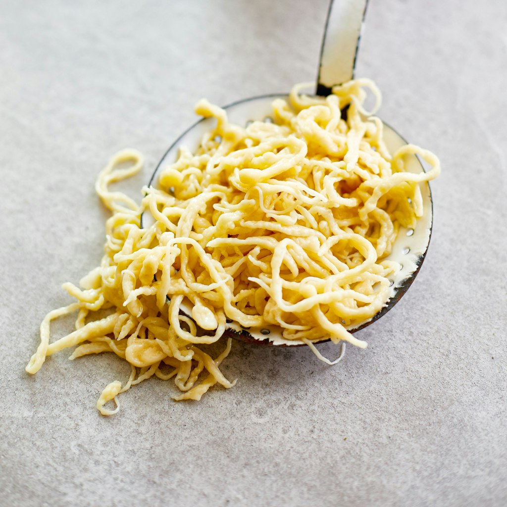 Die Spätzle werden nach dem Kochen mit einer Schaumkelle aus dem Wasser genommen und in kaltem Wasser kurz abgeschreckt.