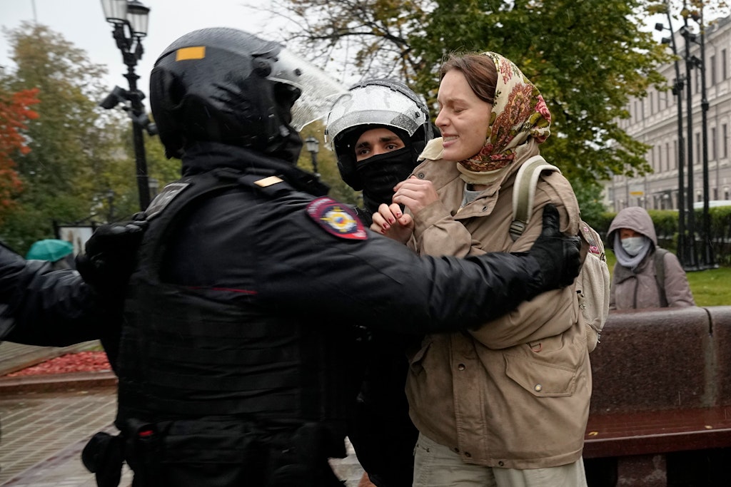 Polizisten halten eine Frau während einer Demonstration gegen die Teilmobilisierung in Moskau fest.