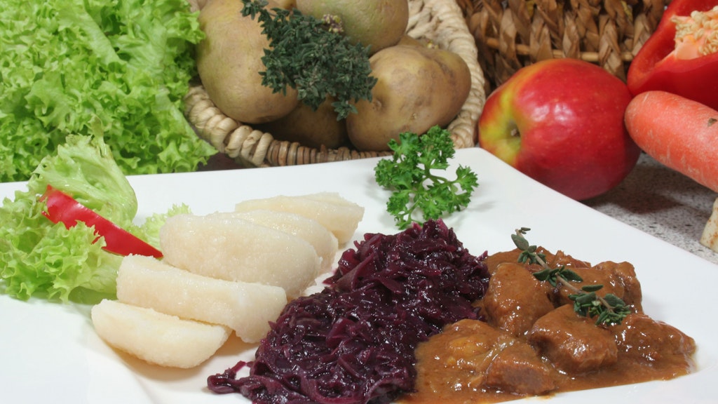 Das leckere Gulasch kann man mit Salzkartoffeln oder Klößen genießen. Rotkohl rundet das leckere Essen ab.